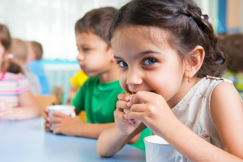 children eating lunch at a table